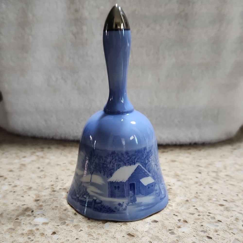 1977 Currier & Ives Bell The Farmers Homestead